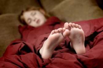 Можно ли спать ногами к двери – древние поверья и советы психологов