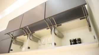 Описание и использование подъемных шкафов и ящиков в кухонной мебели