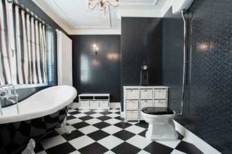 Примеры черно-белых ванных комнат в классическом стиле
